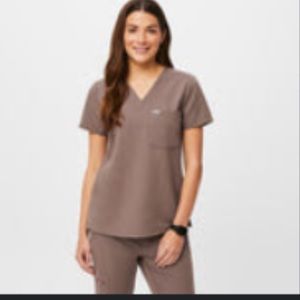 NWT Catarina scrub top